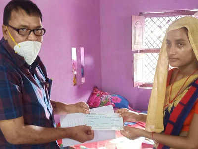 Jharkhand News: गलवान घाटी में शहीद कुंदन ओझा की पत्नी को सरकार ने सौंपा 10 लाख का चेक