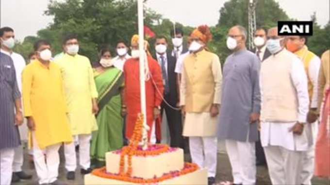 मध्य प्रदेश के सीएम शिवराज सिंह चौहान ने भोपाल में बीजेपी कार्यालय पर स्वतंत्रता दिवस के मौके पर तिरंगा फहराया।