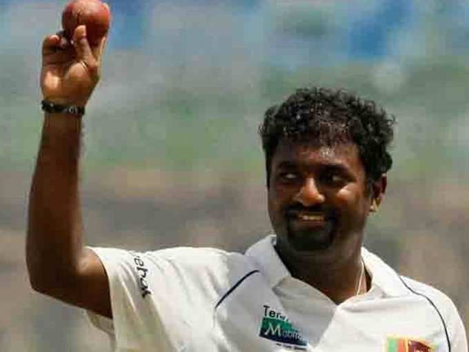 मुथैया मुरलीधरन (श्रीलंका) 2001 में 136 विकेट