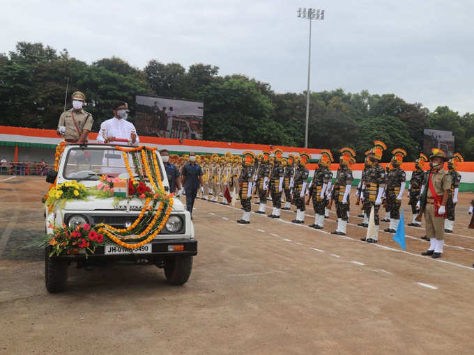 झंडोत्तोलन के साथ सीएम ने ली परेड की सलामी