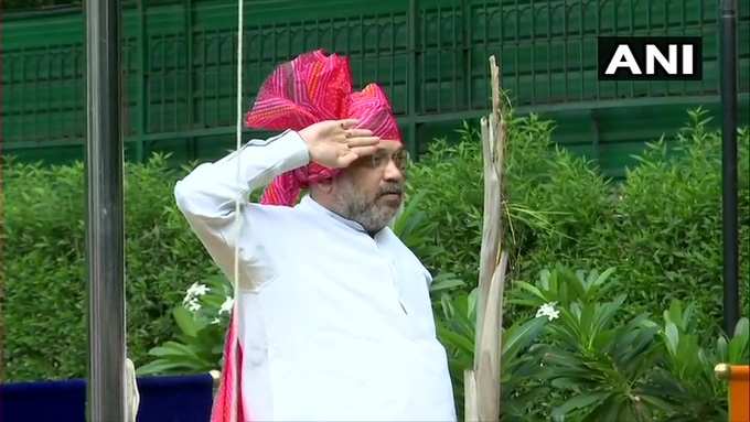 गृह मंत्री अमित शाह ने भी दिल्ली में अपने आवास पर स्वतंत्रता दिवस के मौके पर तिरंगा फहराया।