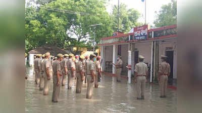 Bahraich News: बाढ़ के पानी में जश्न-ए-आजादी मना रहा है थाना, जज्बे को सबका सलाम