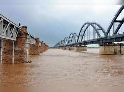 ఏపీ: గోదావరి ఉగ్ర రూపం.. జల దిగ్బంధంలో గ్రామాలు