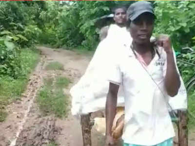 तेलंगानाः बीमार युवक को चारपाई पर लेकर आदिवासियों ने 4 किलोमीटर दूर पहुंचाया अस्पताल, बची जान