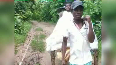 तेलंगानाः बीमार युवक को चारपाई पर लेकर आदिवासियों ने 4 किलोमीटर दूर पहुंचाया अस्पताल, बची जान