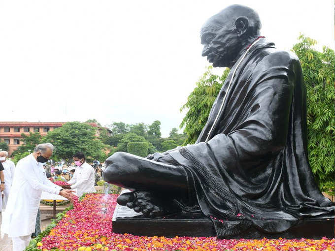 गांधी की प्रतिमा पर अर्पित की पुष्पांजलि