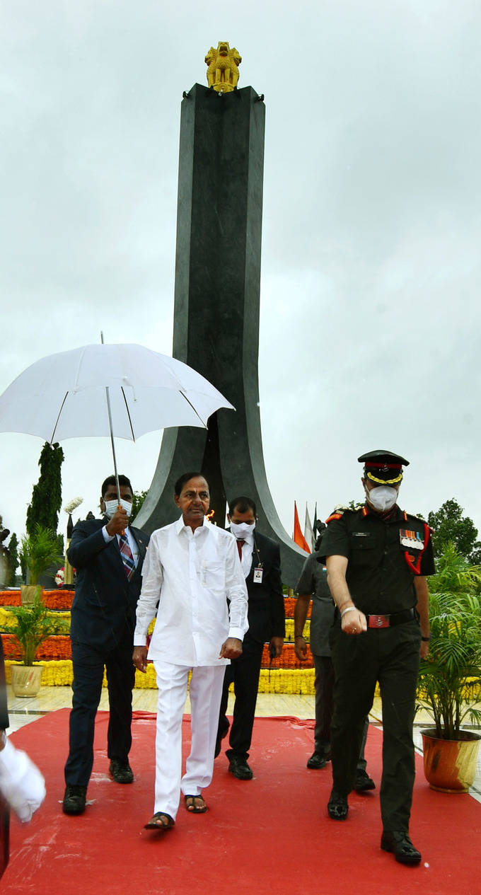 పరేడ్ గ్రౌండ్స్‌లో జరిగిన స్వాతంత్ర్య వేడుకల్లో సీఎం కేసీఆర్