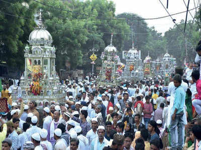 इस बार मोहर्रम और गणेश चतुर्थी के दौरान जुलूस निकालने और सार्वजनिक मूर्ति स्थापना पर रोक