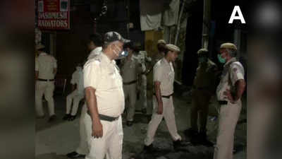 दिल्ली के मोरी गेट थाना क्षेत्र में देर रात बदमाशों का तांडव, गाड़ियों के शीशे तोड़े