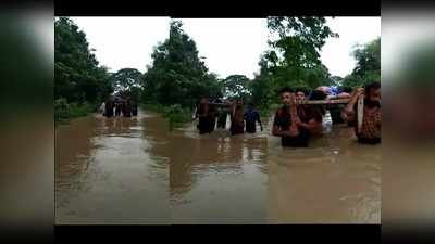 వరదను సైతం లెక్క చేయకుండా.. మహిళ ప్రాణాలను కాపాడిన యువకులు