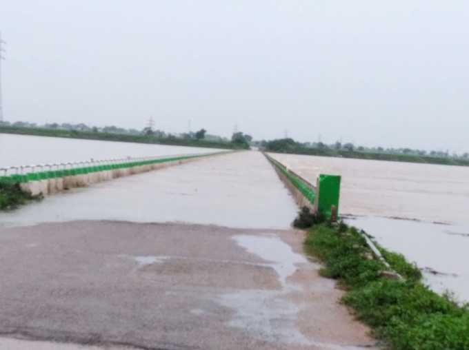 ದೇವದುರ್ಗ ಬಳಿಯ ಹೂವಿನಹೆಡಗಿ ಸೇತುವೆ ಜಲಾವೃತ.