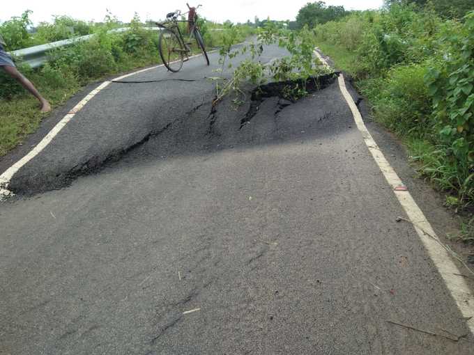 ಎಂ.ಕೆ.ಹುಬ್ಬಳ್ಳಿ ಬಳಿ‌ ಮಳೆಯಿಂದ ಕುಸಿದ ರಸ್ತೆಗಳು.