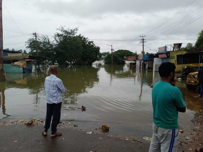 ಭಾರೀ ಮಳೆಗೆ ಜಲಾವೃತವಾಗಿರುವ ಹಳ್ಳಿ.