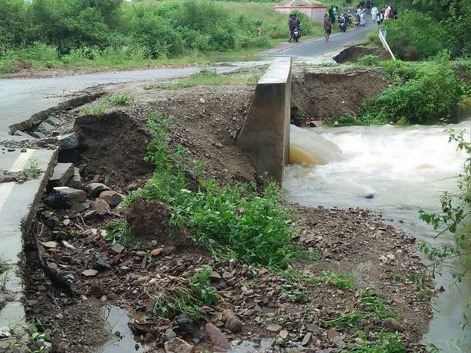 ಬೆಳಗಾವಿಯ ಎಂ.ಕೆ.ಹುಬ್ಬಳ್ಳಿ ಬಳಿ‌ ರಸ್ತೆ ಕುಸಿತ.