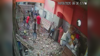 Meerut news: रेस्तरां कब्जे के विवाद में महिलाओं पर हुआ ईंटों से हमला, वीडियो वायरल