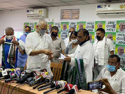 Bihar Election 2020: आरजेडी से निकाले गए तीन में से दो विधायकों ने थामा जेडीयू का दामन, सासाराम MLA अशोक कुमार भी नीतीश की पार्टी में