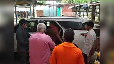खाकी की मर्यादा भूले अमेठी एसपी! कोरोना से जंग जीत मंत्री मोती सिंह पहुंचे मंदिर, अफसर ने छुए पैर