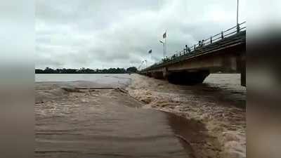 MP: मंडला में भारी बारिश के बाद पुल के ऊपर से बह रहा है पानी, देखें वीडियो