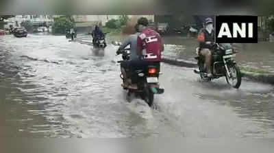 Gujarat Rain: भारी बारिश के बाद गुजरात के वडोदरा में सड़कों पर लगा पानी