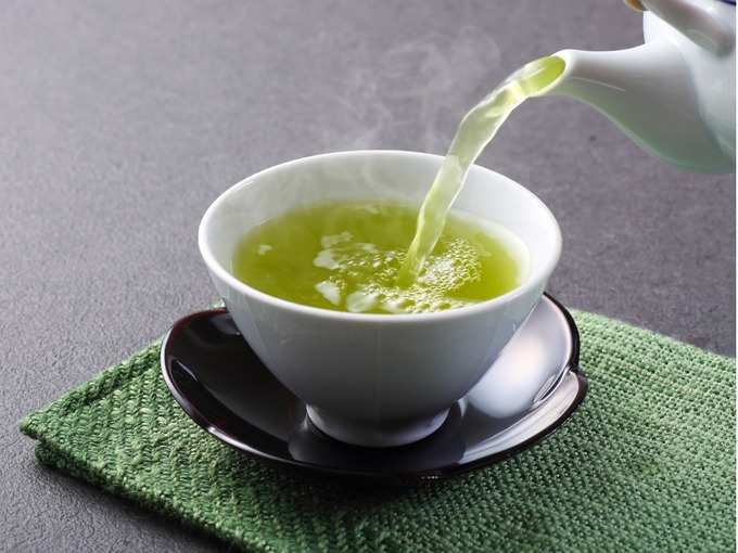 pouring-green-tea-picture-id1068639486