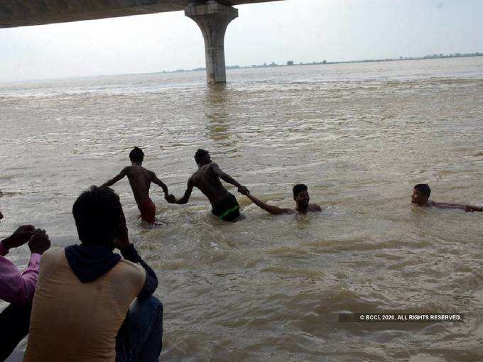 വെള്ളത്തിൽ കളിക്കുന്ന യുവാക്കൾ