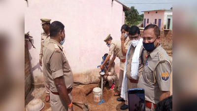 ललितपुर: पुलिसकर्मियों ने चलाया हैंडपंप, पानी की जगह निकलने लगी शराब
