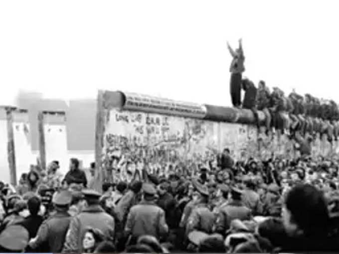 जब गिराई गई बर्लिन की दीवार