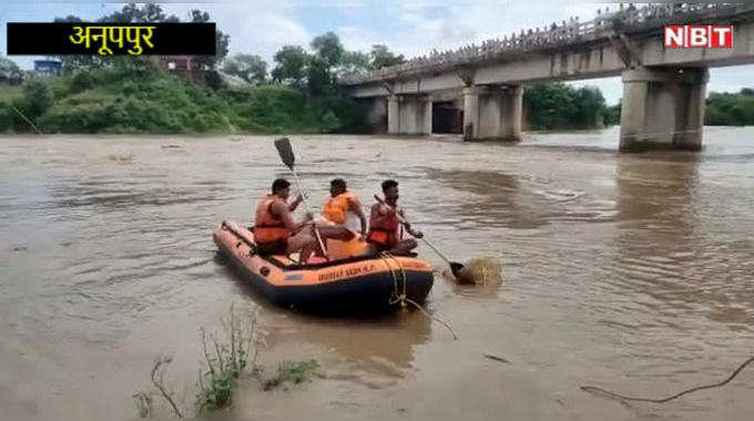 अनूपपुरः अचानक आई बाढ़ और टापू पर फंस गया बुजुर्ग के साथ ग्रामीण, 3 घंटे रेस्क्यू ऑपरेशन के बाद बची जान 