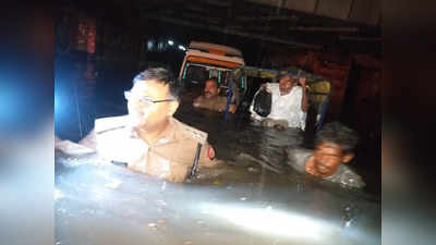 Mathura Rain News: कृष्ण की नगरी में बाढ़, 8 फीट पानी में डूबी रोडवेज बस