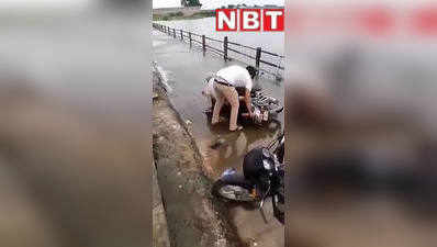 Jabalpur: पुल पर बह रहा था पानी, लोग एक-एक कर गिर रहे थे और वह Video बनाने में लगा था