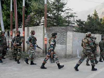 Jammu and kashmir news: सर्च ऑपरेशन के दौरान भागा पाकिस्तानी आतंकी, हथियार बरामद