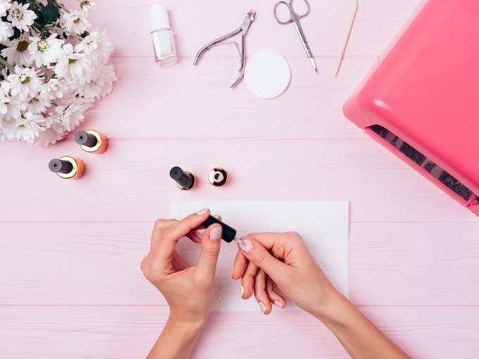 female-hands-apply-shellac-during-manicure-procedure-picture-id1125631623