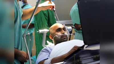 गजबः मरीज ओटी में लैपटॉप पर करता रहा कोडिंग, डॉक्टरों ने की ब्रेन सर्जरी