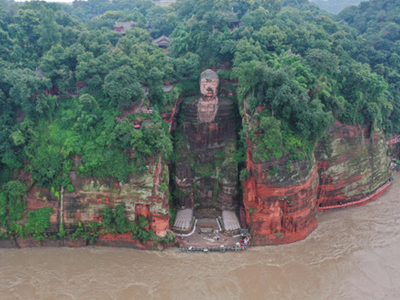 चीन बाढ़: एक लाख लोग निकाले गए, 71 साल बाद भगवान बुद्ध की प्राचीन प्रतिमा तक पहुंचा पानी