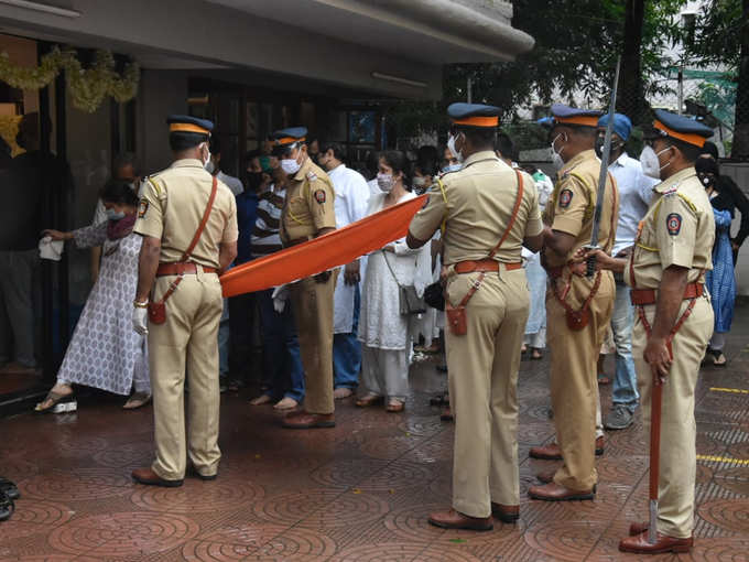 महाराष्ट्र पुलिस के जवानों ने दी सलामी