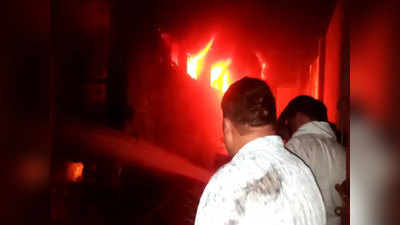 Meerut News: मेरठ के बोरा फैक्ट्री के गोदाम में लगी भीषण आग, लाखों का नुकसान