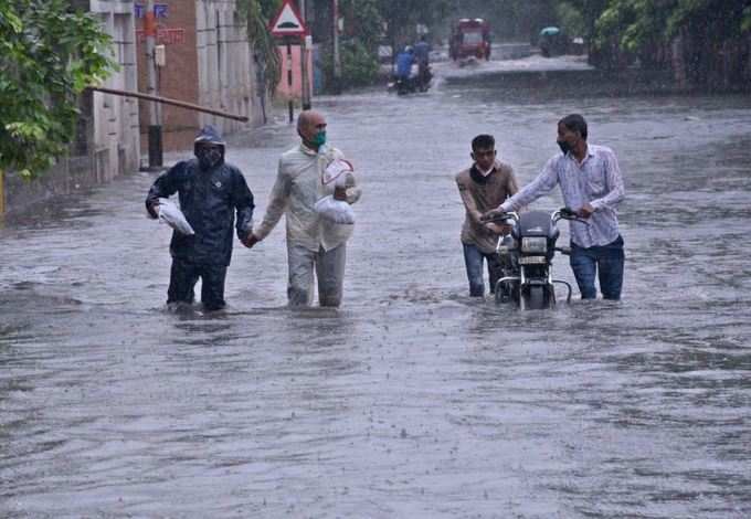 બે દિવસ પહેલા મીઠી ખાડી પણ ઉભરાઈ હતી