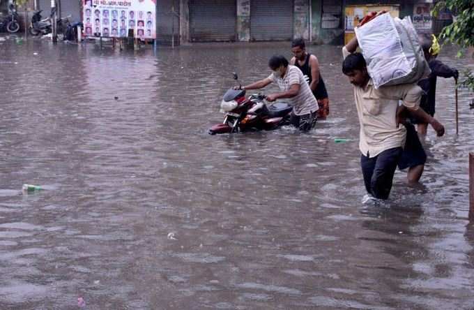 ખાડીના ગંદા પાણી ફરી વળતા લોકો પરેશાન