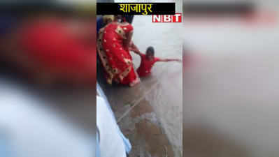 Shajapur: अचानक पानी बढ़ने से मंदिर में फंस गईं महिलाएं और बच्चे, ग्रामीणों ने रस्सी के सहारे सुरक्षित बचाया, देखें Video
