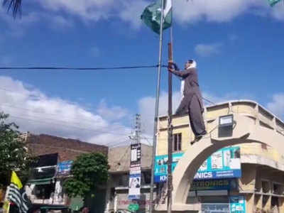 पाकव्याप्त काश्मीर: पाकिस्तानचा झेंडा काढला; युवकाला बेदम मारहाण