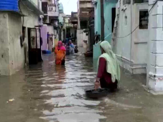 पाटण जिले में बारिश के कारण लोगों के घर में घुसा पानी