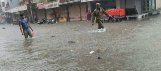 સુરેન્દ્રનગરના ધ્રાંગધ્રામાં ભારે વરસાદના કારણે ઘૂંટણસમા પાણી ભરાયા