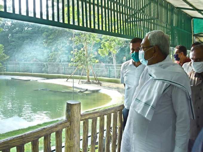 ​संजय गांधी जैविक उद्यान में भ्रमण करते सीएम नीतीश