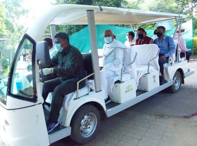 संजय गांधी जैविक उद्यान में गाड़ी की सवारी करते सीएम नीतीश
