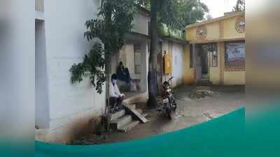 Chhindwara: एंबुलेंस के इंतजार में बैठी रही कोरोना पॉजिटिव महिला, बाइक से पति अस्पताल लेकर पहुंचा