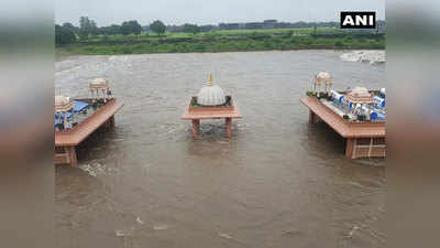 Gujarat news: भारी बारिश से मचा हाहाकार, सड़कें बनी नदियां, घर बने तालाब, बाढ़ की स्थिति, देखें तस्वीरें