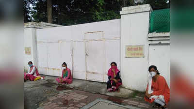 मंत्री स्वाति सिंह के आवास के बाहर 181 हेल्पलाइन की महिला कर्मचारियों का प्रदर्शन