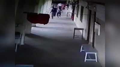 Betul News: कॉलेज कैंपस में लड़की को मारने पत्थर लेकर दौड़ा शिक्षक, दुपट्टा छीनने का वायरल हुआ Video