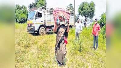 దుప్పట్లు మోసిన ఎమ్మెల్యే... వరద బాధితులకు సీతక్క సాయం