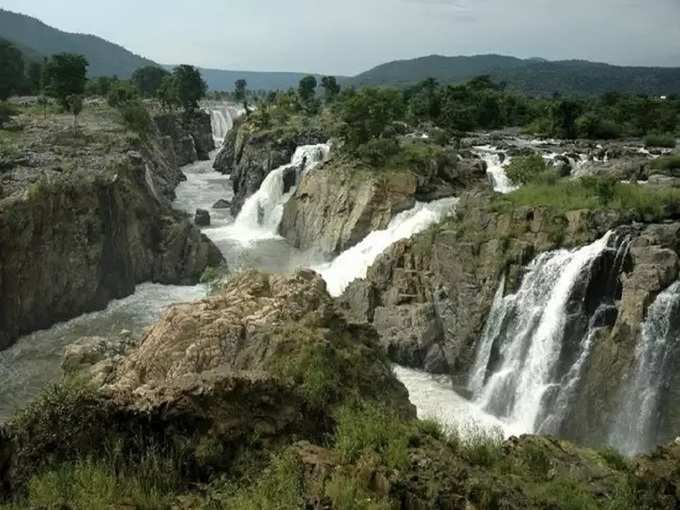 ஆர்ப்பரிக்கும் ஒகேனக்கல் அருவிகள்